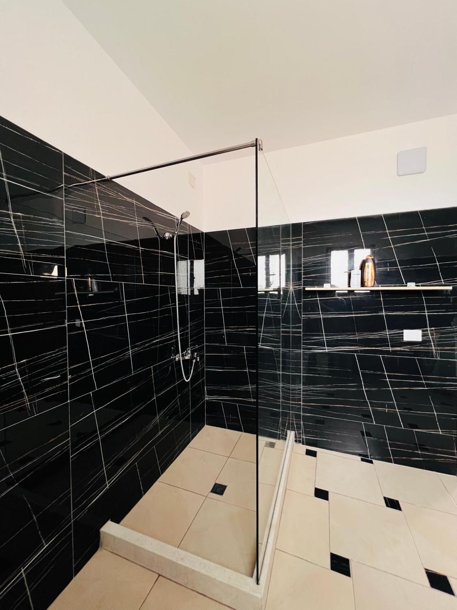 Villa Ensalv Berat - Apartment - Room - Penthouse الغرفة الصورة
